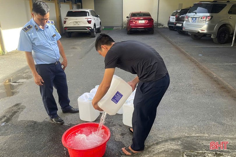 Las fuerzas de gestión del mercado supervisaron la destrucción de 120 litros de vino blanco de origen desconocido.
