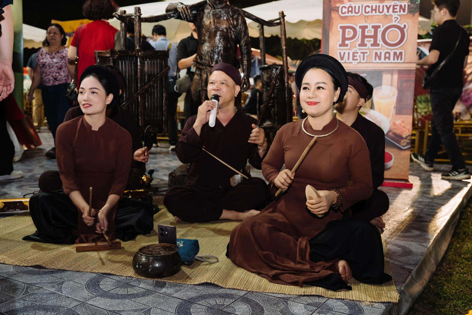 Thưởng thức âm hưởng văn hóa dân tộc với nghệ thuật hát Xẩm tại gian hàng Phở Story - Ảnh: Masan Group
