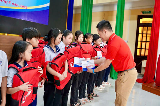 Dai-ichi Life Vietnam предоставляет стипендии и рюкзаки детям из неблагополучных семей