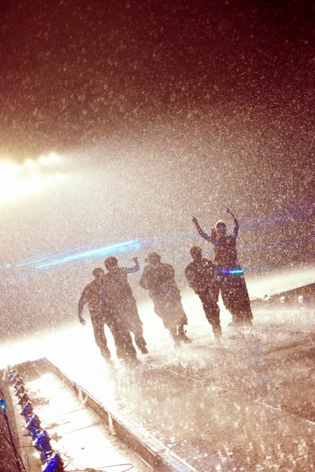 G-Dragon đăng ảnh tắm mưa, cảm ơn khán giả Việt sau đêm diễn huyền thoại - 3