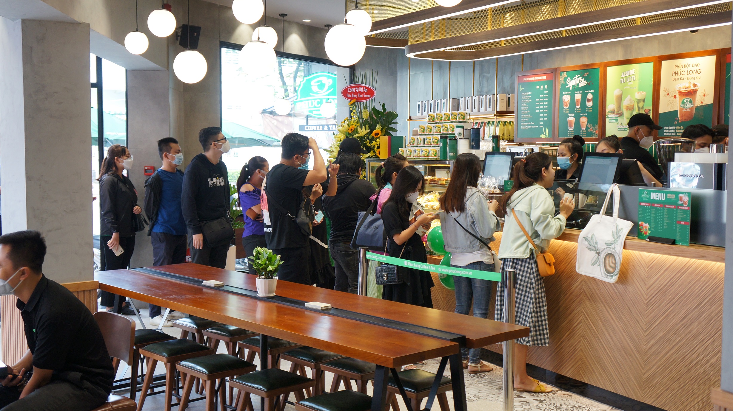 Menu trà, cafe đa dạng của Phúc Long thu hút sự quan tâm của giới trẻ..JPG
