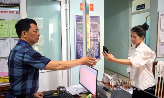 Người dân thực hiện thủ tục hành chính tại Bộ phận "một cửa" UBND phường Hoàng Văn Thụ, thành phố Lạng Sơn 