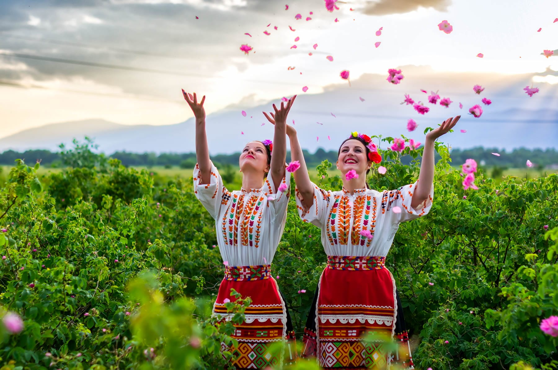 ពិធីបុណ្យផ្កាកុលាបប៊ុលហ្គារី - ពណ៌ដ៏គួរឱ្យទាក់ទាញនិងក្លិនក្រអូបនៃទឹកដីនៃផ្កាកុលាប