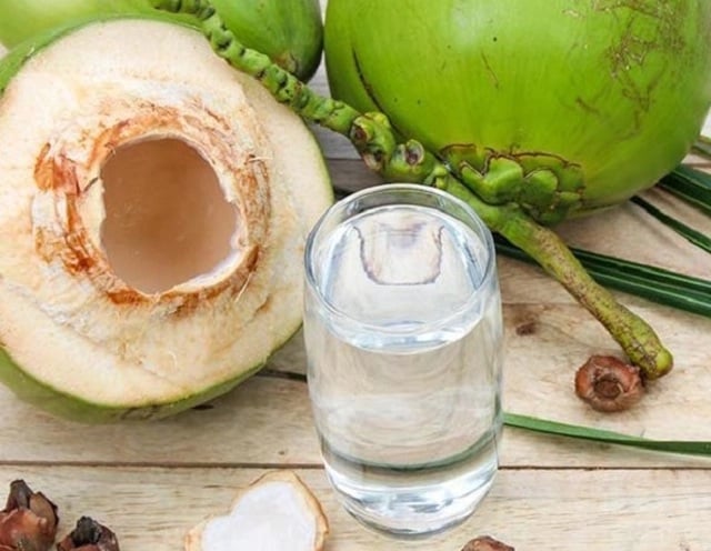 El agua de coco tiene muchos beneficios para la salud.