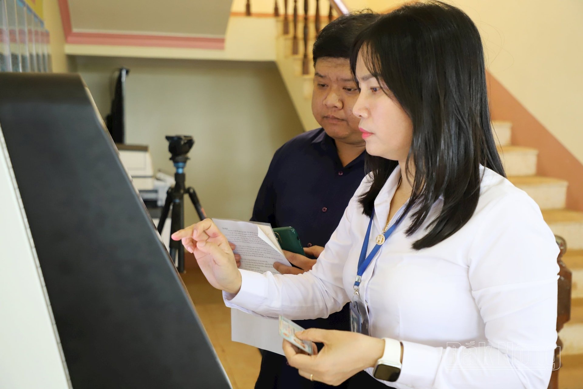 Cán bộ Trung tâm Phục vụ Hành chính công hỗ trợ người dân làm thủ tục trực tuyến