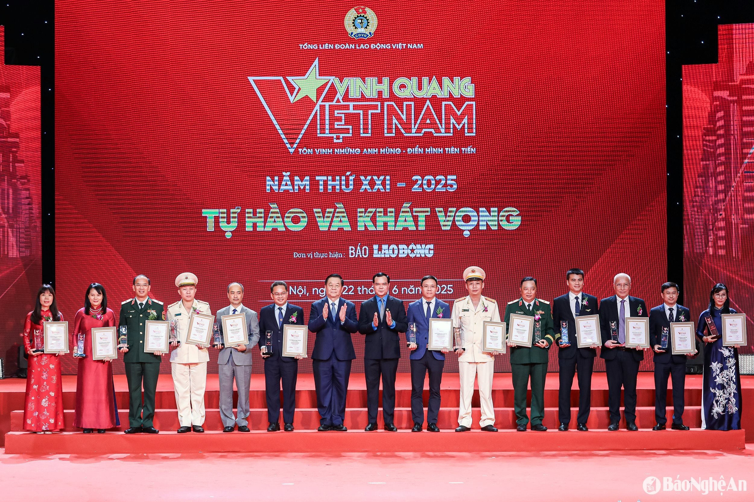 Ủy viên Bộ Chính trị, Trưởng Ban Tuyên giáo và Dân vận Trung ương Nguyễn Trọng Nghĩa cùng Chủ tịch Tổng Liên đoàn Lao động Việt Nam Nguyễn Đình Khang trao biểu trưng vinh danh 13 tập thể tiêu biểu. Ảnh: TH