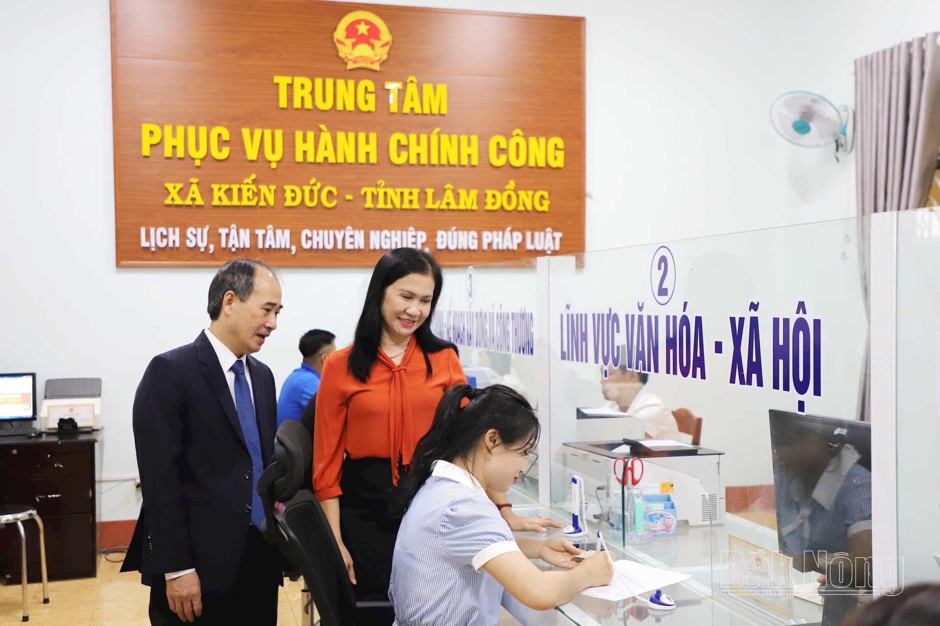 Người dân đến giao dịch các thủ tục hành chính ngay trong ngày vận hành thử