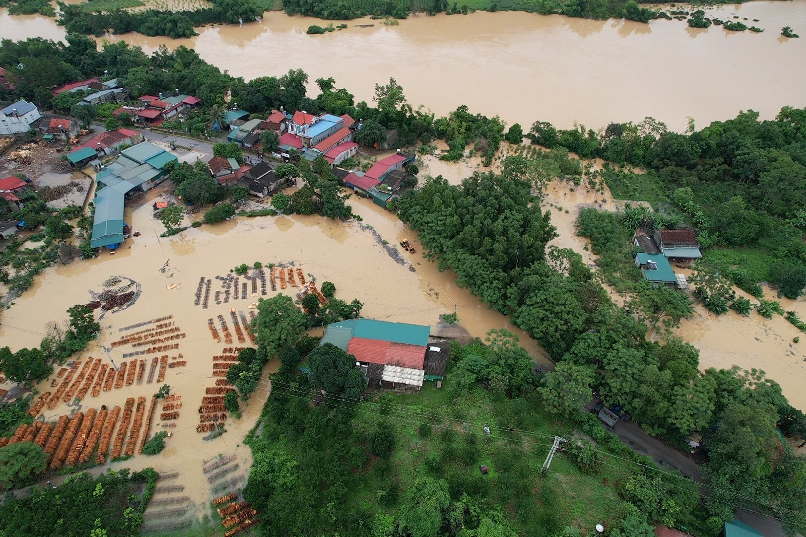 នាព្រឹកថ្ងៃទី ២៣ មិថុនា ឆ្លើយនឹង VTC News លោកស្រី Duong Thi Hanh ប្រធានគណៈកម្មាធិការប្រជាជនស្រុក Huu Lung (Lang Son) បានឲ្យដឹងថា ចាប់ពីថ្ងៃទី ២១ ខែមិថុនា រហូតមកដល់ពេលនេះ ស្រុកបាននិងកំពុងមានភ្លៀងធ្លាក់ខ្លាំងជាបន្តបន្ទាប់ កម្រិតទឹកនៅទន្លេ Trung និងទន្លេ Thuong និងទឹកហូរឡើងពីមួយថ្ងៃទៅមួយថ្ងៃ។ រូបថត៖ Duc Son)