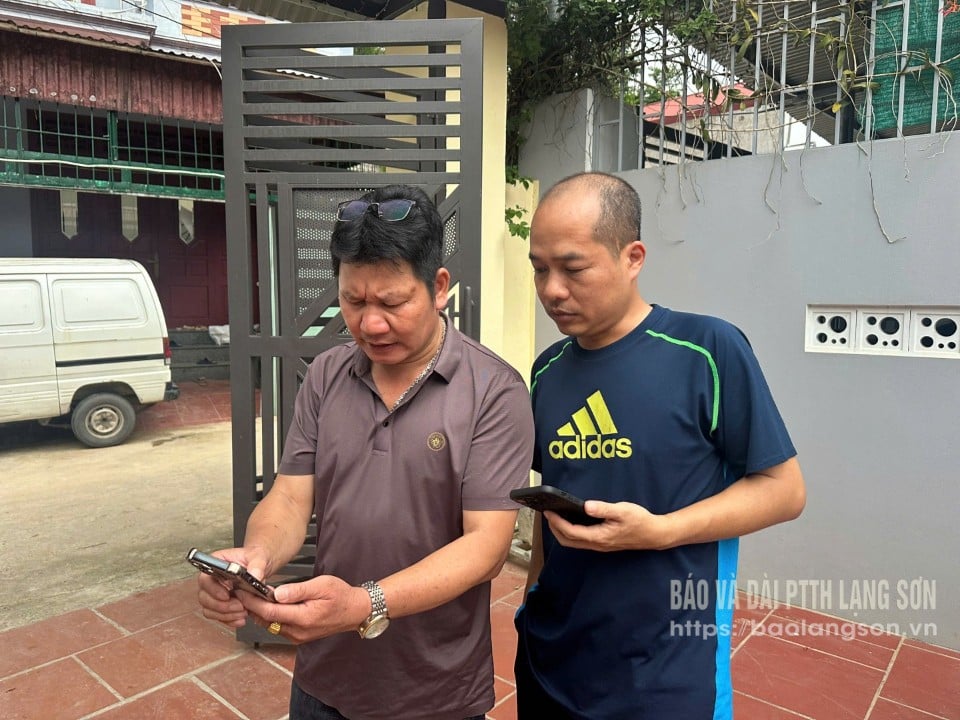 Le chef du groupe résidentiel du bloc Tran Quang Khai 1, quartier Chi Lang, ville de Lang Son, fait de la propagande auprès des gens sur la politique de numérotation et d'apposition de plaques d'immatriculation des maisons