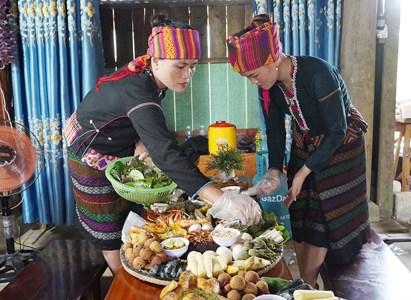Các đội thi chuẩn bị món ăn mang nét đặc trưng riêng của ẩm thực địa phương.