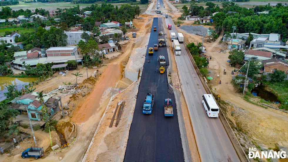 Thi công tại dự án Cao tốc Hòa Liên- Túy Loan. Ảnh: BẢO LÂM