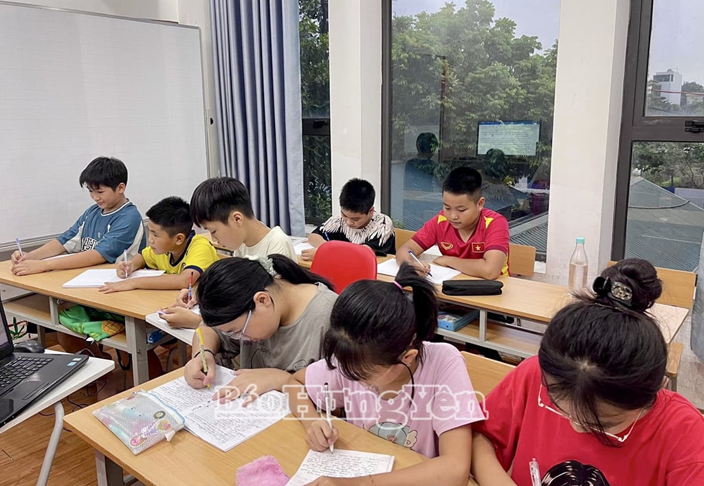 Phụ huynh cần lựa chọn các trung tâm dạy thêm có uy tín với địa chỉ, thông tin giảng viên rõ ràng...(Trong ảnh, học sinh đang học tại một trung tâm dạy thêm tại thành phố Hưng Yên)
