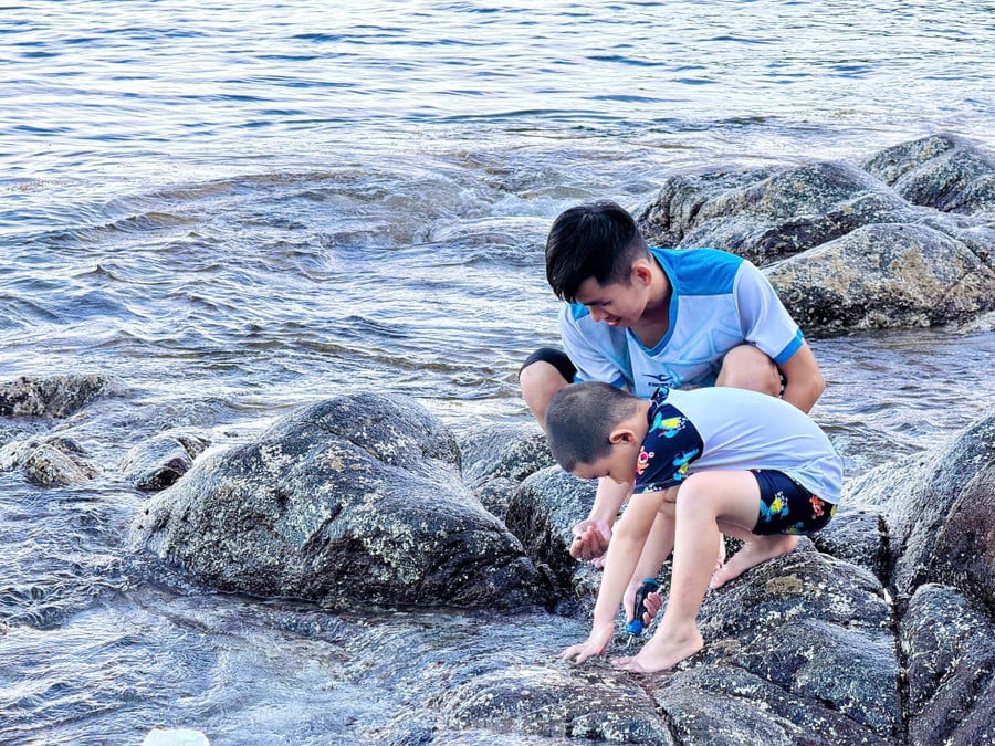 Ghềnh Bàng nổi bật với những mỏm đá tự nhiên, nước biển trong vắt và rạn san hô ngay gần bờ, là điểm đến lý tưởng cho du khách yêu thích phượt, lặn biển và cắm trại giữa thiên nhiên. Thích hợp cho hành trình khám phá trong ngày hoặc nghỉ ngơi cuối tuần.