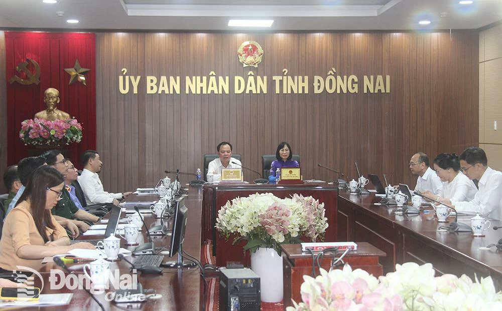 Chủ tịch UBND tỉnh Võ Tấn Đức và Phó chủ tịch UBND tỉnh Nguyễn Thị Hoàng chủ trì tại điểm cầu Đồng Nai. Ảnh: Hải Quân