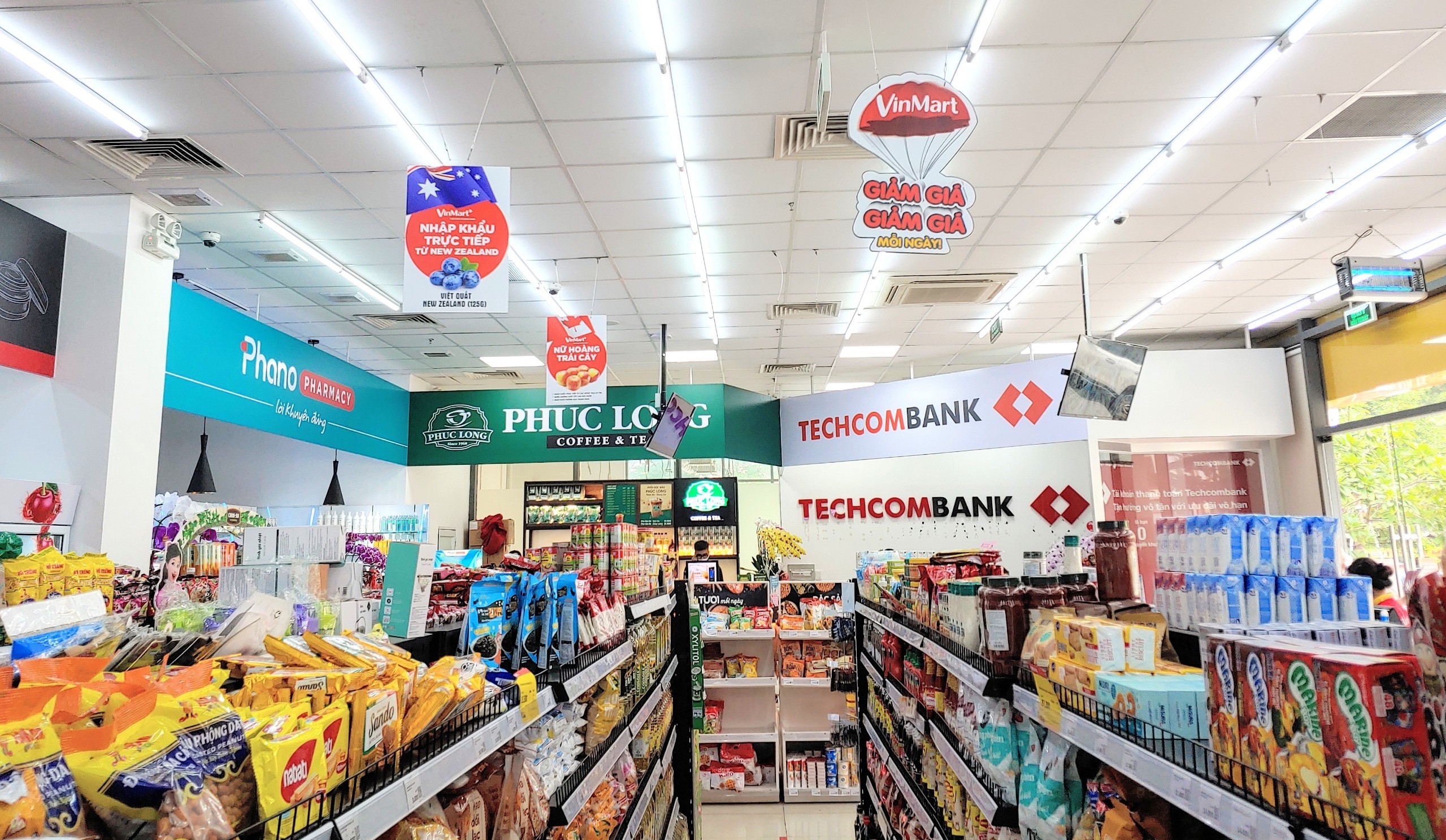 Các cửa hàng mini-mall tích hợp kiosk Phúc Long, dịch vụ ngân hàng Techcombank, dược phẩm Phano là một phần trong chiến lược Point of Life của Masan..jpg
