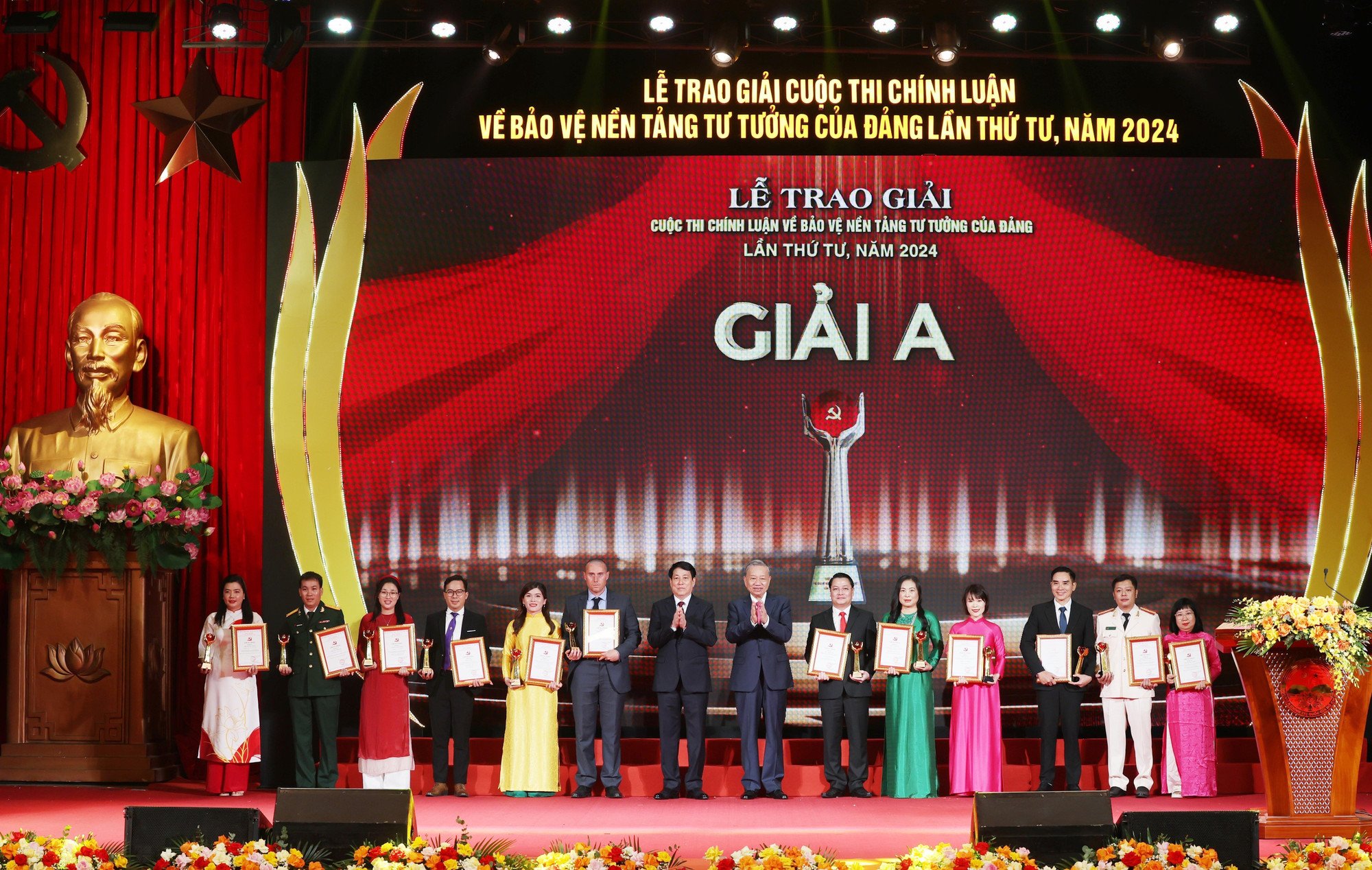 vna-potal-tong-bi-thu-chu-tich-nuoc-du-le-trao-giai-cuoc-thi-chinh-luan-ve-bao-ve-nen-tang-tu-tuong-cua-dang-lan-thu-tu-7661632-5963.jpg