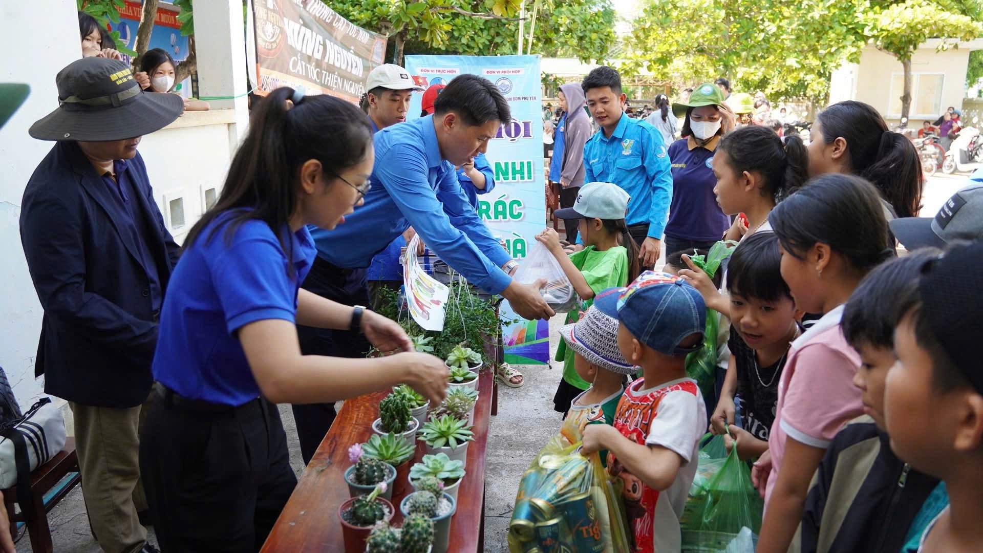 Hoạt động đổi rác lấy cây xanh trong khuôn khổ Ngày hội thanh niên tình nguyện tỉnh Phú Yên. Ảnh: BẢO KÍNH