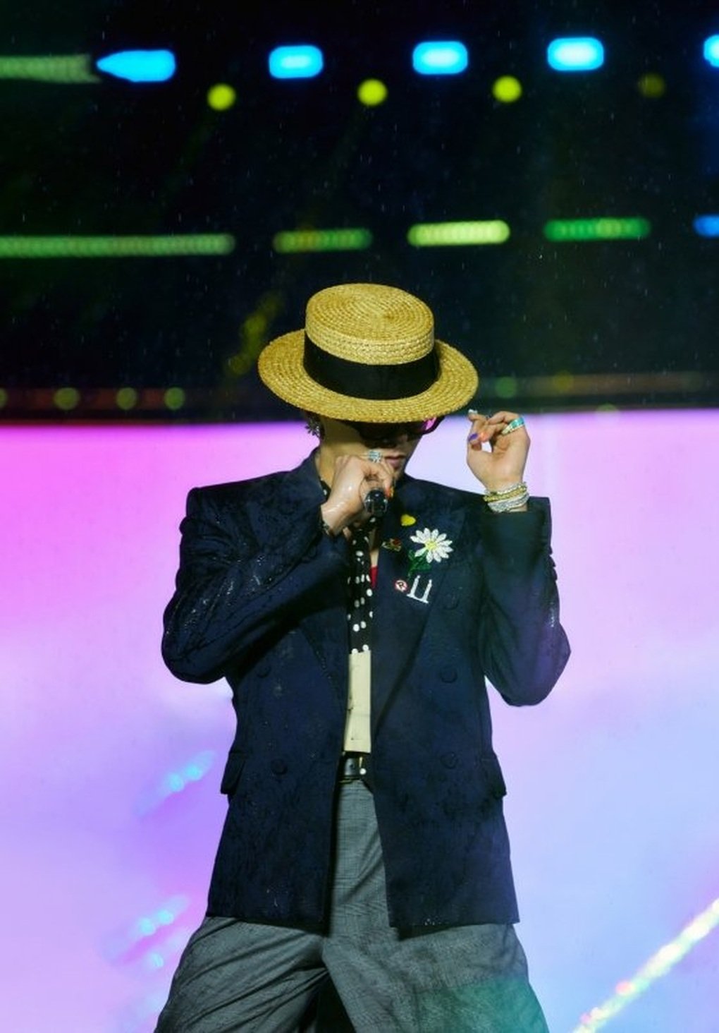 G-Dragon đăng ảnh tắm mưa, cảm ơn khán giả Việt sau đêm diễn huyền thoại - 2