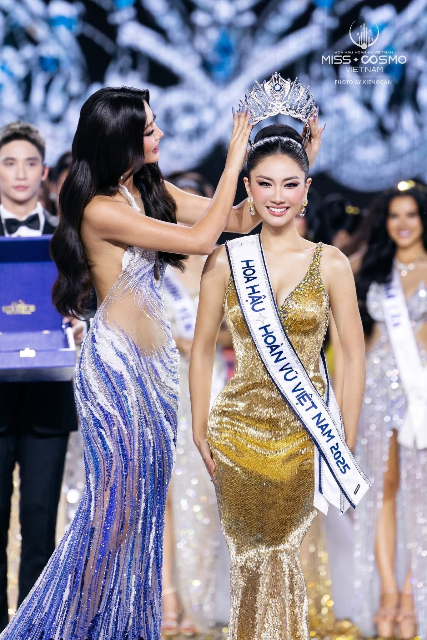 Hoa hậu Hoàn vũ và 7 hoa hậu đăng quang khi mặc váy của một nhà thiết kế - 2