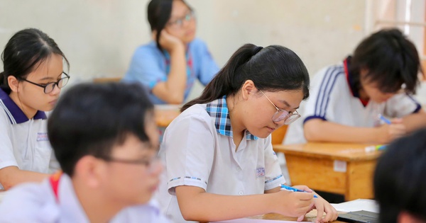 HOT: Announcement of 10th grade exam scores in Ho Chi Minh City, 448 scores 10 in English, 36 scores 10 in math
