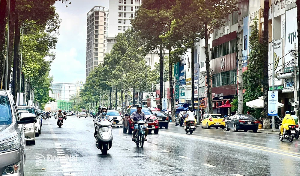 ស្ថានីយ៍ជលសាស្ត្រ Dong Nai បានព្យាករណ៍ថា ចាប់ពីថ្ងៃទី២៣ ដល់ថ្ងៃទី២៥ ខែមិថុនា អាកាសធាតុក្នុងខេត្តនេះ នឹងមានភ្លៀងធ្លាក់ពីមធ្យមទៅច្រើន និងមានផ្គររន្ទះ និងខ្យល់កន្ត្រាក់នៅពេលល្ងាច និងពេលយប់។ ក្នុងរូបថត៖ ប្រជាជនដើរលើវិថី Vo Thi Sau (ទីក្រុង Bien Hoa) ក្រោយភ្លៀងធ្លាក់។ រូបថត៖ K. Lieu
