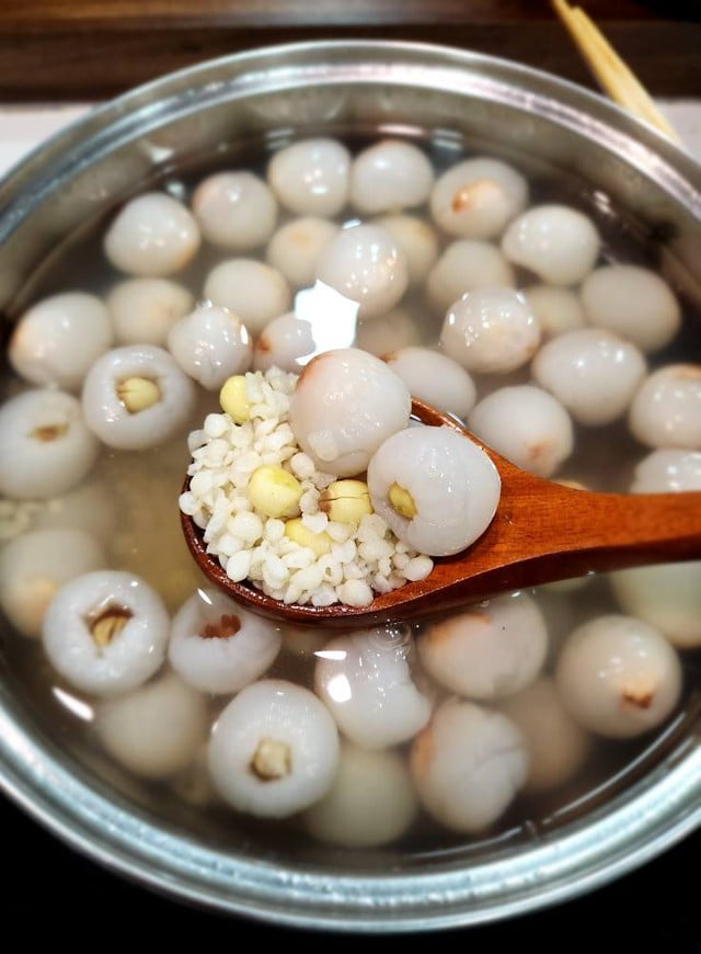Quả vải chín rộ giá bán ‘rẻ như cho’, chị em mách nhau cách làm món ngon giải nhiệt lạ miệng ngày hè- Ảnh 6.