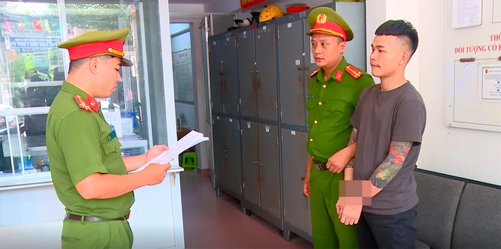 Vào viện xin cấp cứu, chưa kịp chuyển viện theo ý muốn đã ra tay đấm điều dưỡng - Ảnh 2.