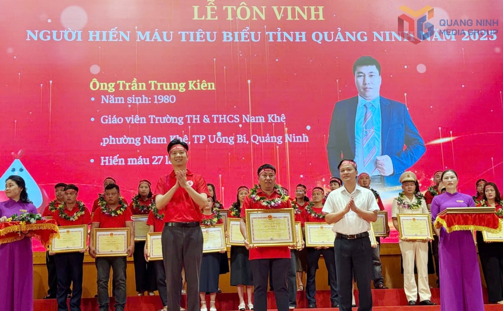 Thầy giáo Trần Trung Kiên được tôn vinh người hiến máu tiêu biểu được UBND tỉnh tặng bằng khen tháng 6/2025.