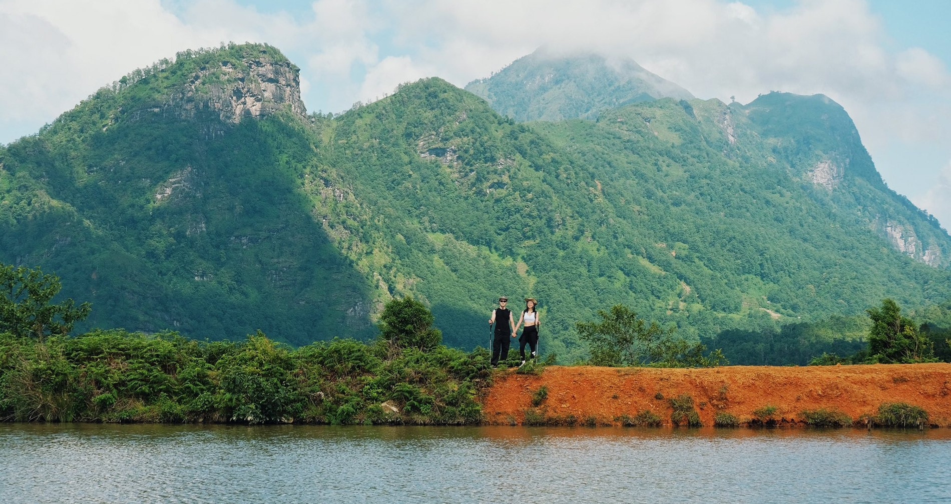 Cao nguyên cách Hà Nội 300 km có biển mây, thác nước, khách rộn ràng reo vui