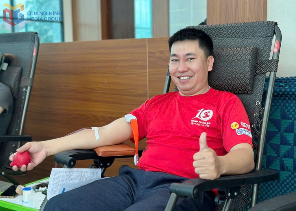 Thấy giáo Trần Trung Kiên, Trường TH&THCS Nam Khê (TP Uông Bí) tham gia hiến máu tình nguyện tại Trường Đại học Hạ Long tháng 3/2025.