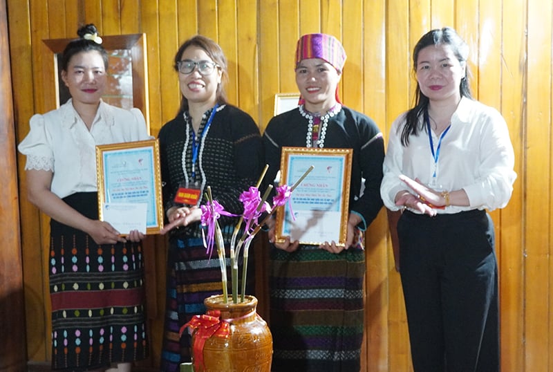 Ban Tổ chức trao giải cho các đội thi.