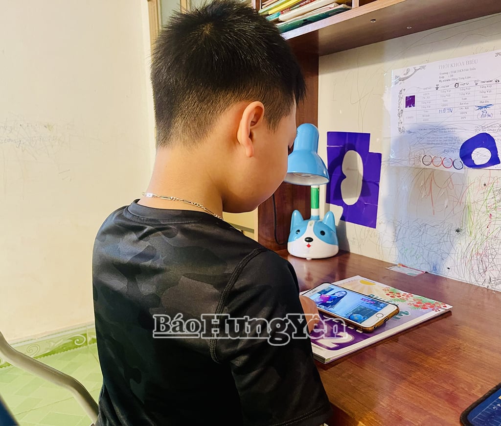Học sinh theo dõi bài học trên mạng
