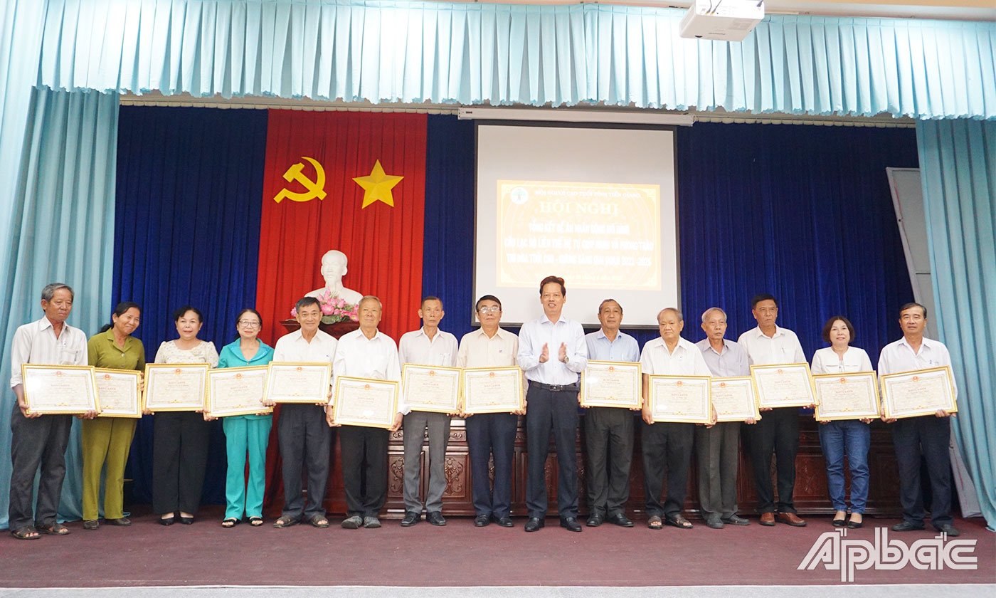 Comrade Nguyen Thanh Dieu, Member of the Provincial Party Committee, Vice Chairman of the People's Committee of Tien Giang province awarded certificates of merit to outstanding individuals in the patriotic emulation movement 