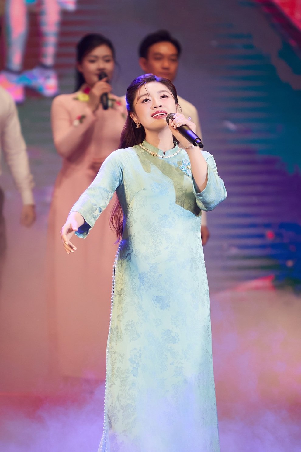 Sao mai Nguyễn Thu Hằng tự hào thể hiện ca khúc tri ân những người làm báo - 2