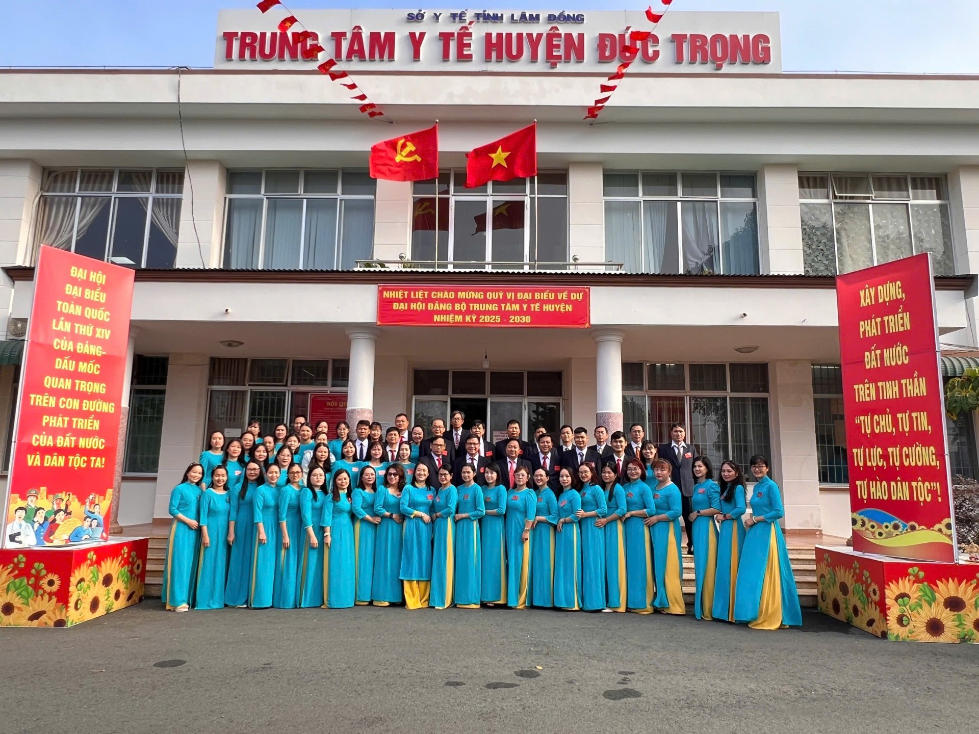 ក្រុម​គ្រូពេទ្យ​នៃ​មណ្ឌល​ពេទ្យ​ស្រុក​ឌឹក​ទ្រុង​បាន​ថតរូប​អនុស្សាវរីយ៍​នៅ​ចំពោះ​មុខ​ឈ្មោះ​ចាស់។