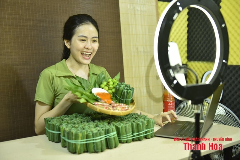 Una chica de la Generación Z lleva al aire rollitos de cerdo fermentado de Thanh Hoa.