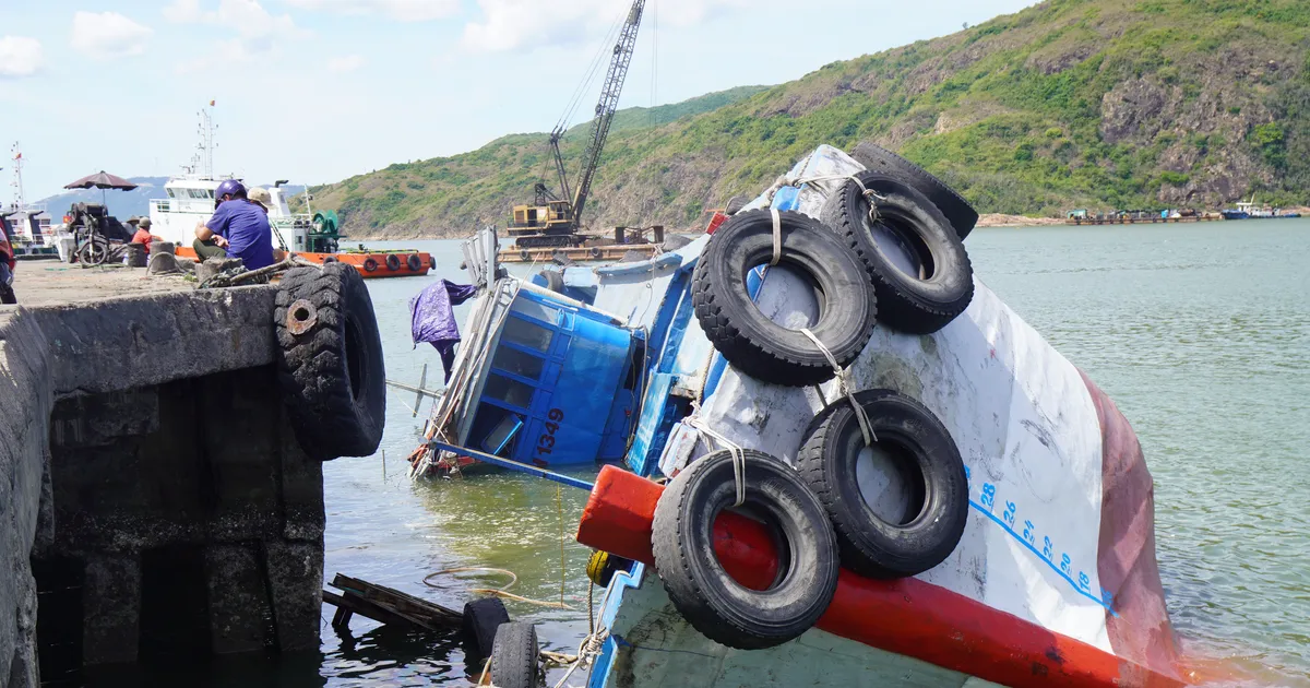 Schiff mit 50 Tonnen Baumaterial zur Insel Nhon Chau gekentert