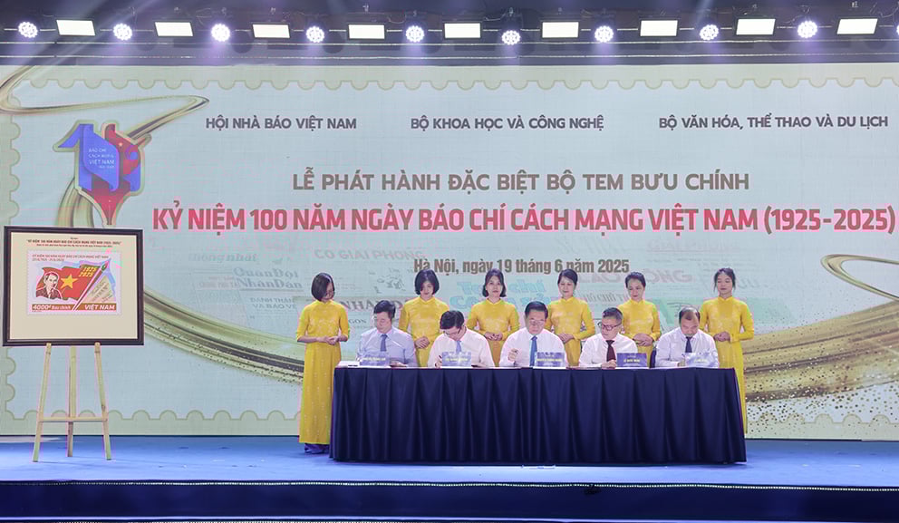cac-dong-chi-lanh-dao-thuc-hien-nghi-thuc-phat-hanh-dac-biet-bo-tem-ky-niem-100-nam-ngay-bao-chi-cach-mang-viet-nam-1925-2025-1.jpeg