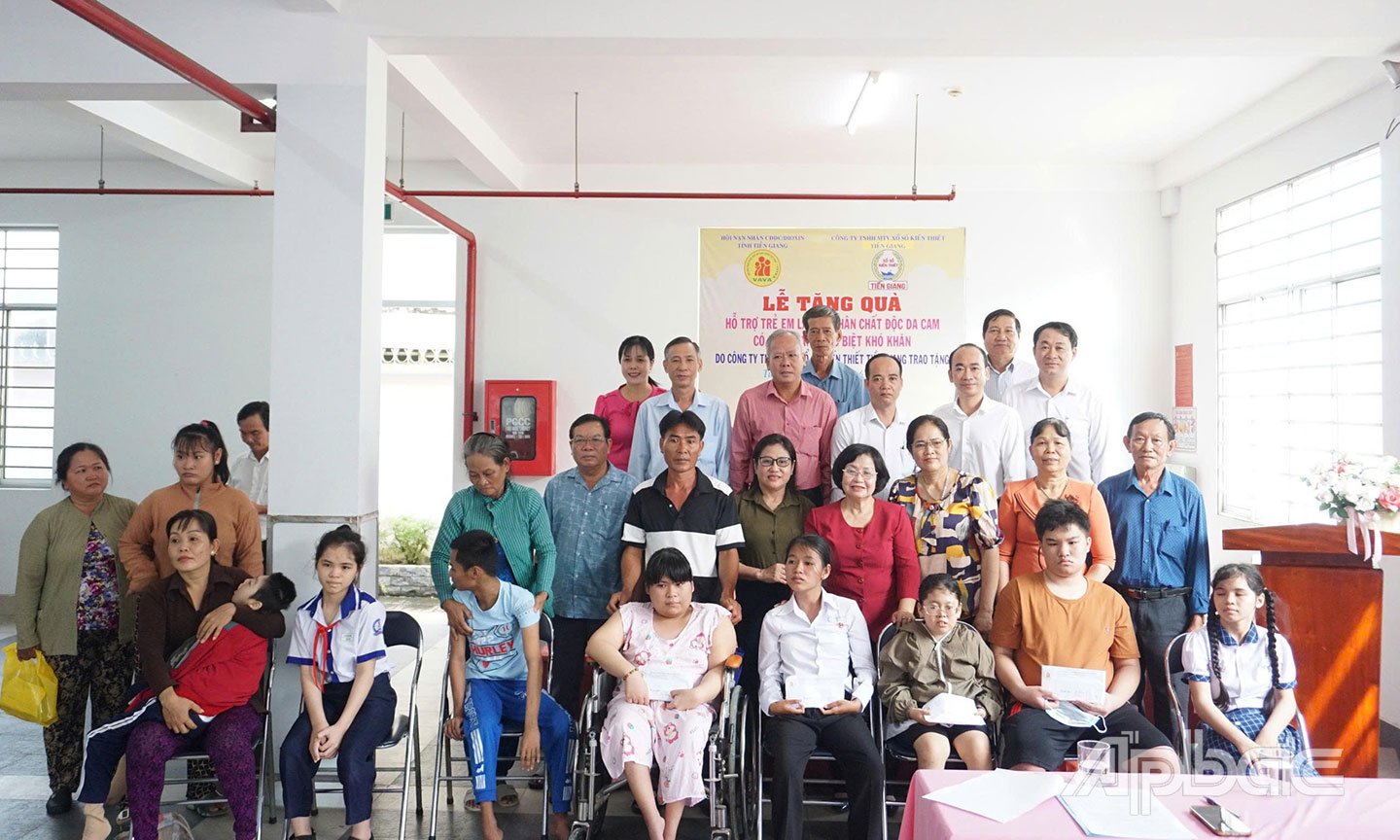 Hội NNCĐDC tỉnh vận động tổ chức trao học bổng, quà cho các em là NDCĐDC bệnh tật nặng, mồ côi.  