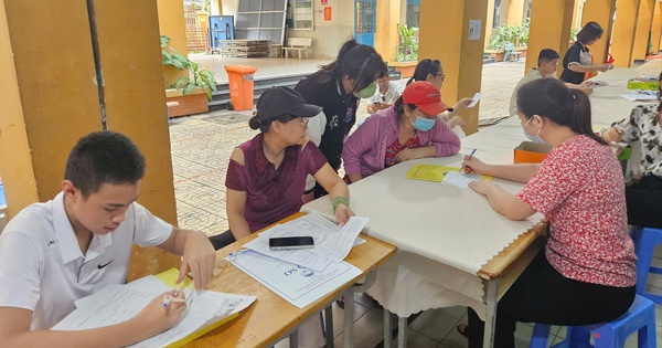 Có điểm thi lớp 10, phụ huynh tìm "kế hoạch B" cho con