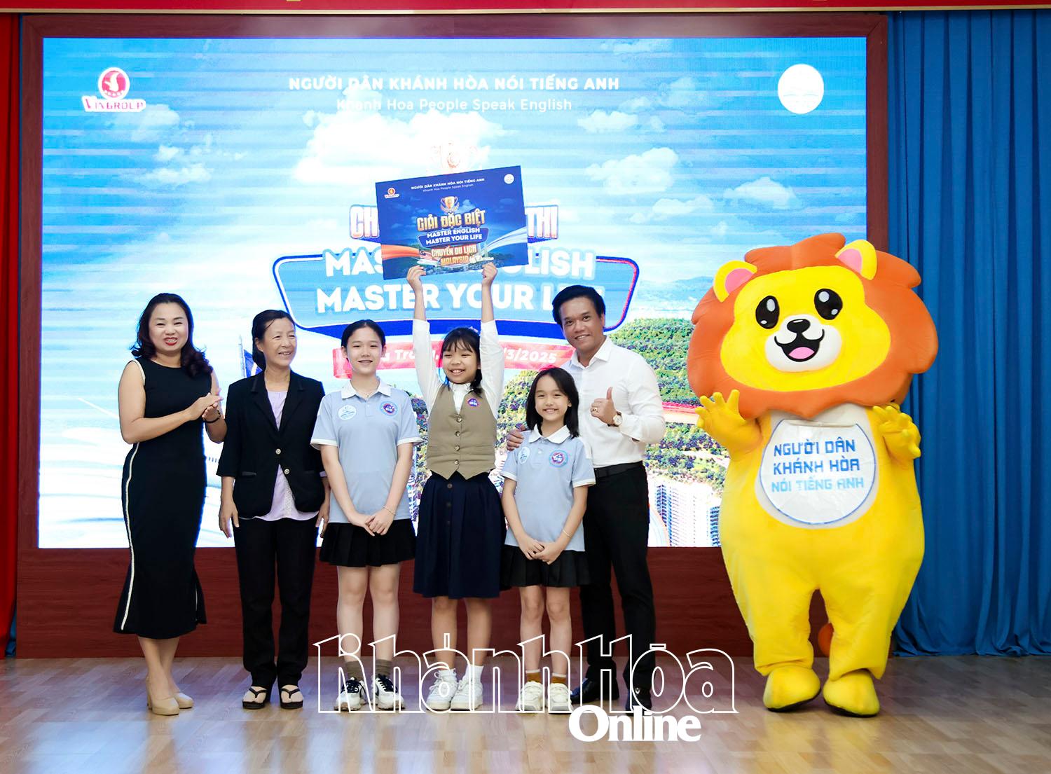 Khanh Nhu (3e à partir de la gauche) et Nhu Bao (5e à partir de la gauche) avec d'autres candidats qui ont remporté des prix spéciaux au concours Master English - Master your life.