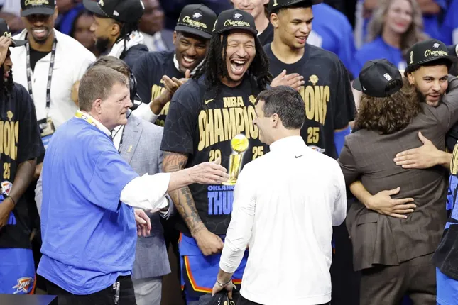 Ngôi sao gốc Việt làm nên lịch sử với chức vô địch NBA ảnh 1