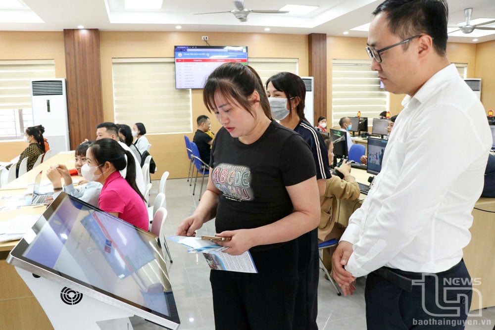 Người lao động đăng ký tìm việc làm trực tuyến tại quầy tự động của Trung tâm.