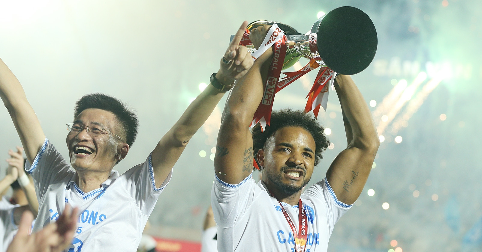 ពេល Xuan Son និង Nam Dinh លើកពាន V-League Championship Cup