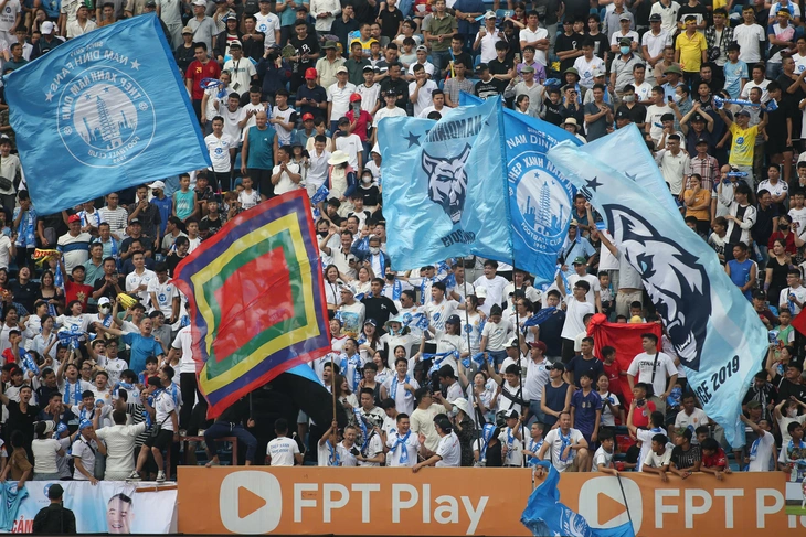 V-League 2024-2025: Bàn thắng và khán giả giảm, thẻ phạt tăng - Ảnh 2.