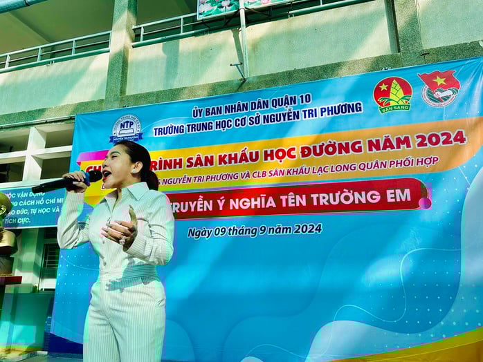 Nghệ sĩ Bình Tinh khuấy động chương trình Sân khấu học đường với 