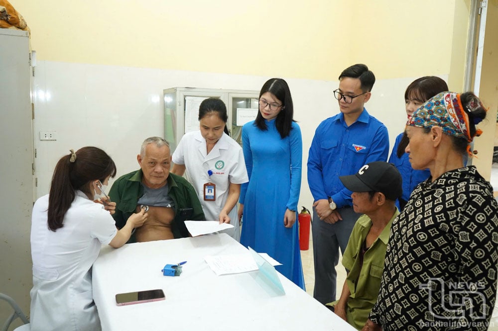 Promoting the spirit of youth volunteering for the community, every year the youth union at all levels in the province organizes activities to return to the source and take care of the health of policy families and people with meritorious services.