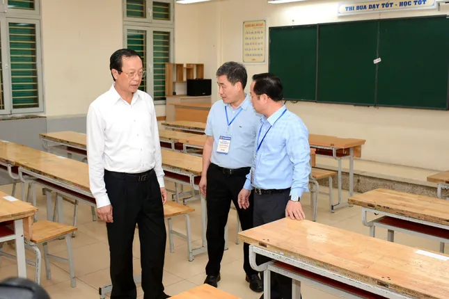 고등학교 졸업시험: 감독관 휴대전화 압수, 시험장 수험생 면밀 감시 사진 1