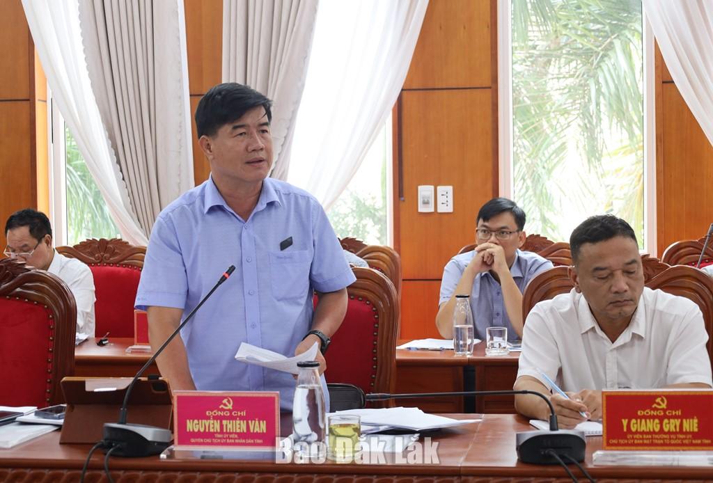 Tỉnh ủy viên, Quyền Chủ tịch UBND tỉnh Nguyễn Thiên Văn nêu ý kiến tại hội nghị.