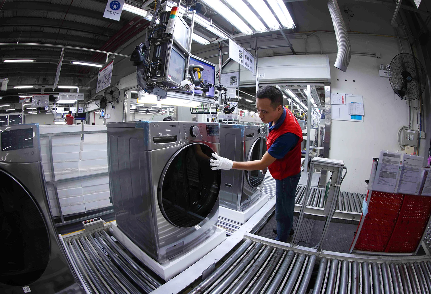 Hai Phong city focuses on developing science and technology, promoting socio-economic development.